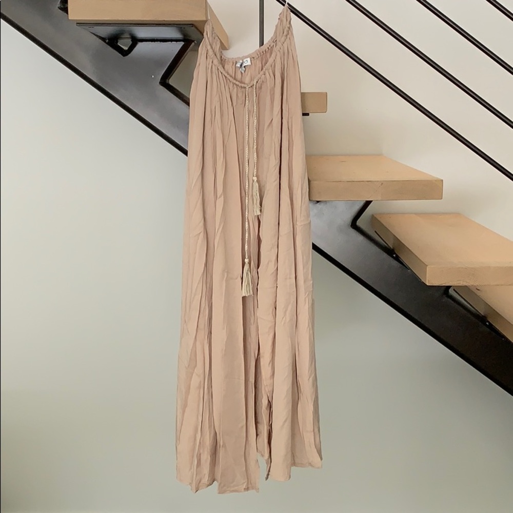 Beautiful pale pink skirt with a slit.